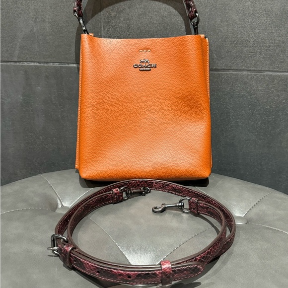 🌟SOLD!!🌟FIRM PRICE Coach Small Town Bucket Bag-2 way Bag.🧡Great Color 4 Fall🧡 - Picture 3 of 12